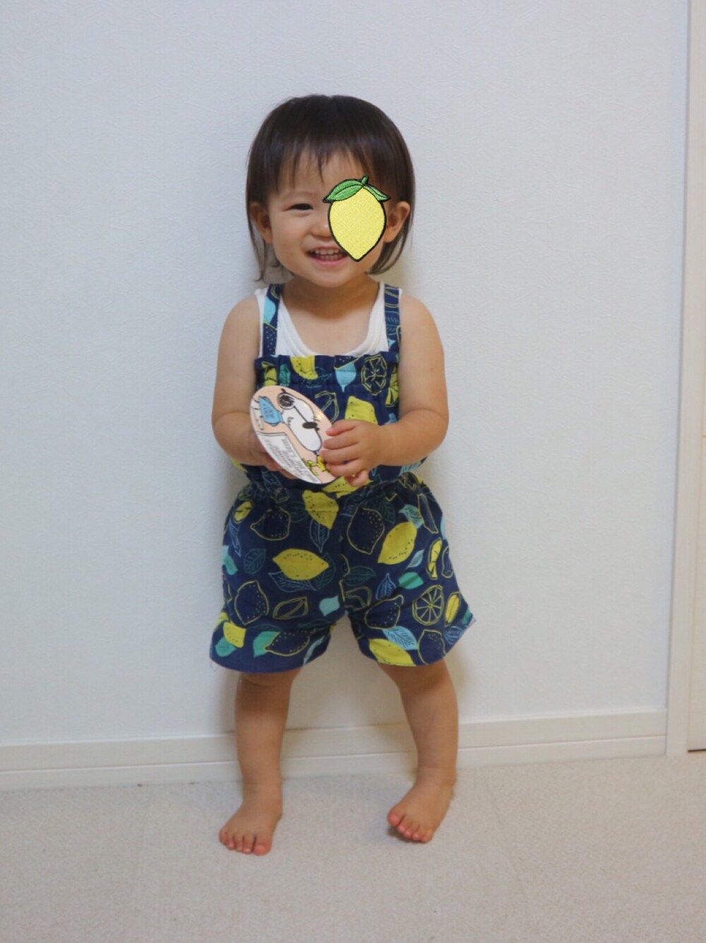 ブルー系のパンツ、ブルー系のキャミソール、オレンジ系の食器を着用したキッズの夏コーディネートの1枚目の写真