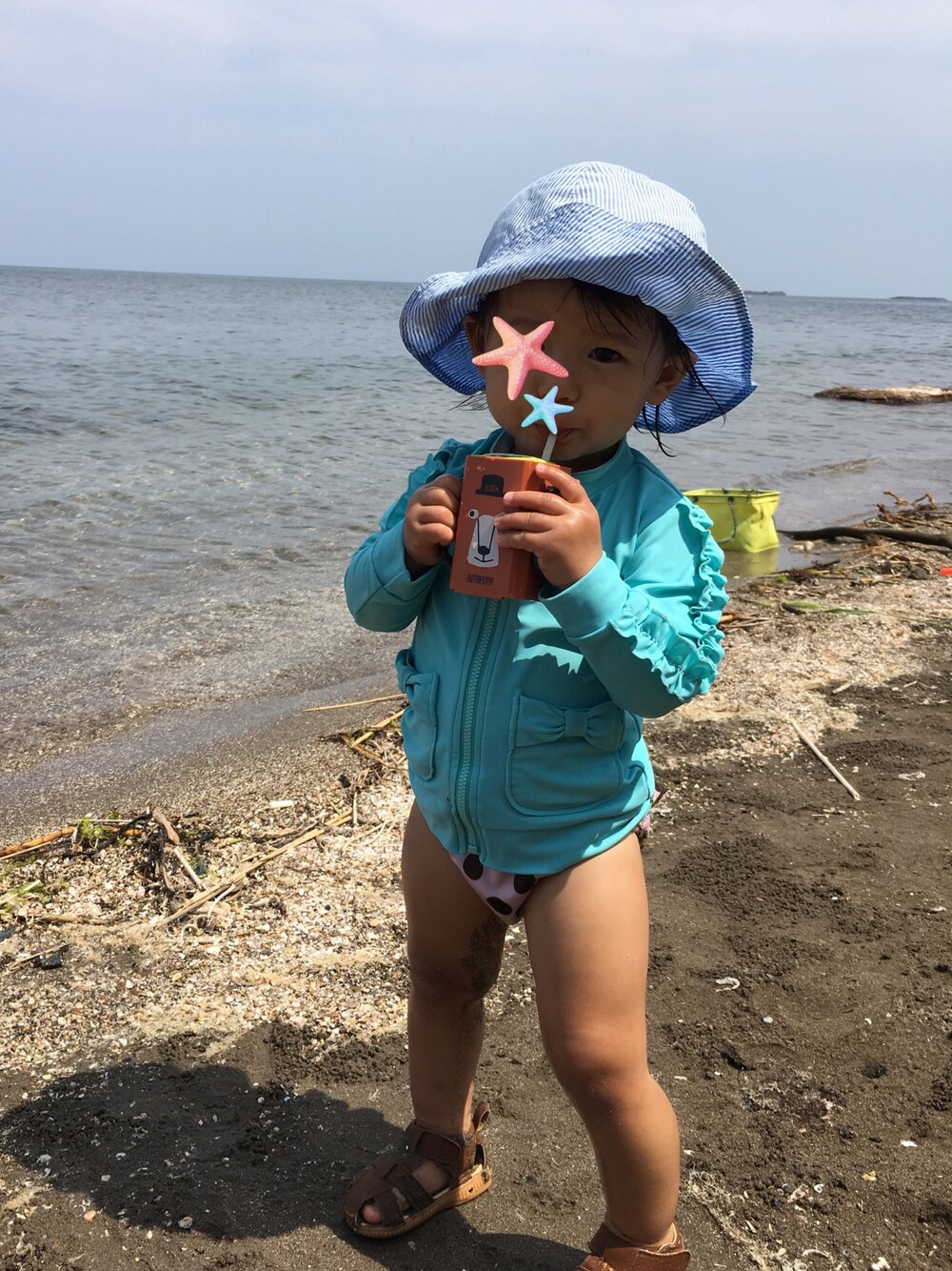 「1歳、一歳、１歳８ヶ月、女の子、海水浴、水着、浮き輪」｜「GAPのStripe floppy hat（ハット、ブルー系）」を使った、aob373728さん（キッズ・80cm）の夏コーディネートの1枚目の写真