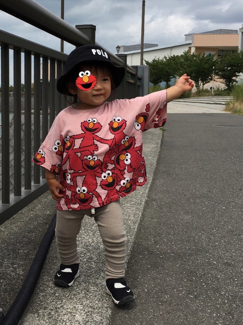 ピンク系のTシャツ/カットソー、ブラック系のスニーカー、ブラック系のハットを着用したキッズの夏コーディネートの1枚目の写真