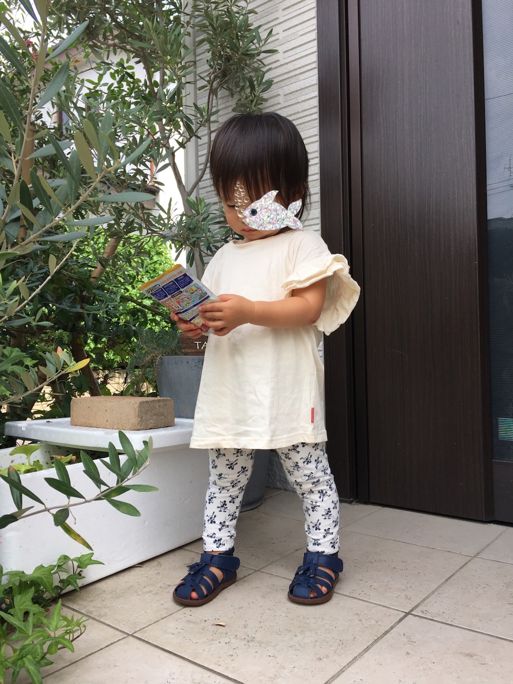 ベージュ系のTシャツ/カットソー、ブルー系のサンダル、ホワイト系のレギンス/スパッツを着用したキッズの夏コーディネートの1枚目の写真