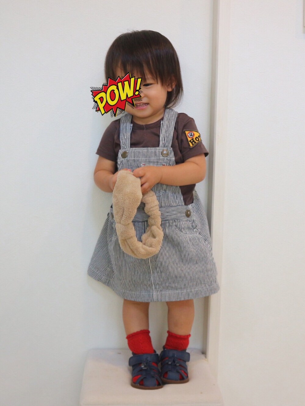 グレー系のTシャツ/カットソー、その他のサロペット/オーバーオール、ブルー系のサンダルを着用したキッズの秋コーディネートの1枚目の写真