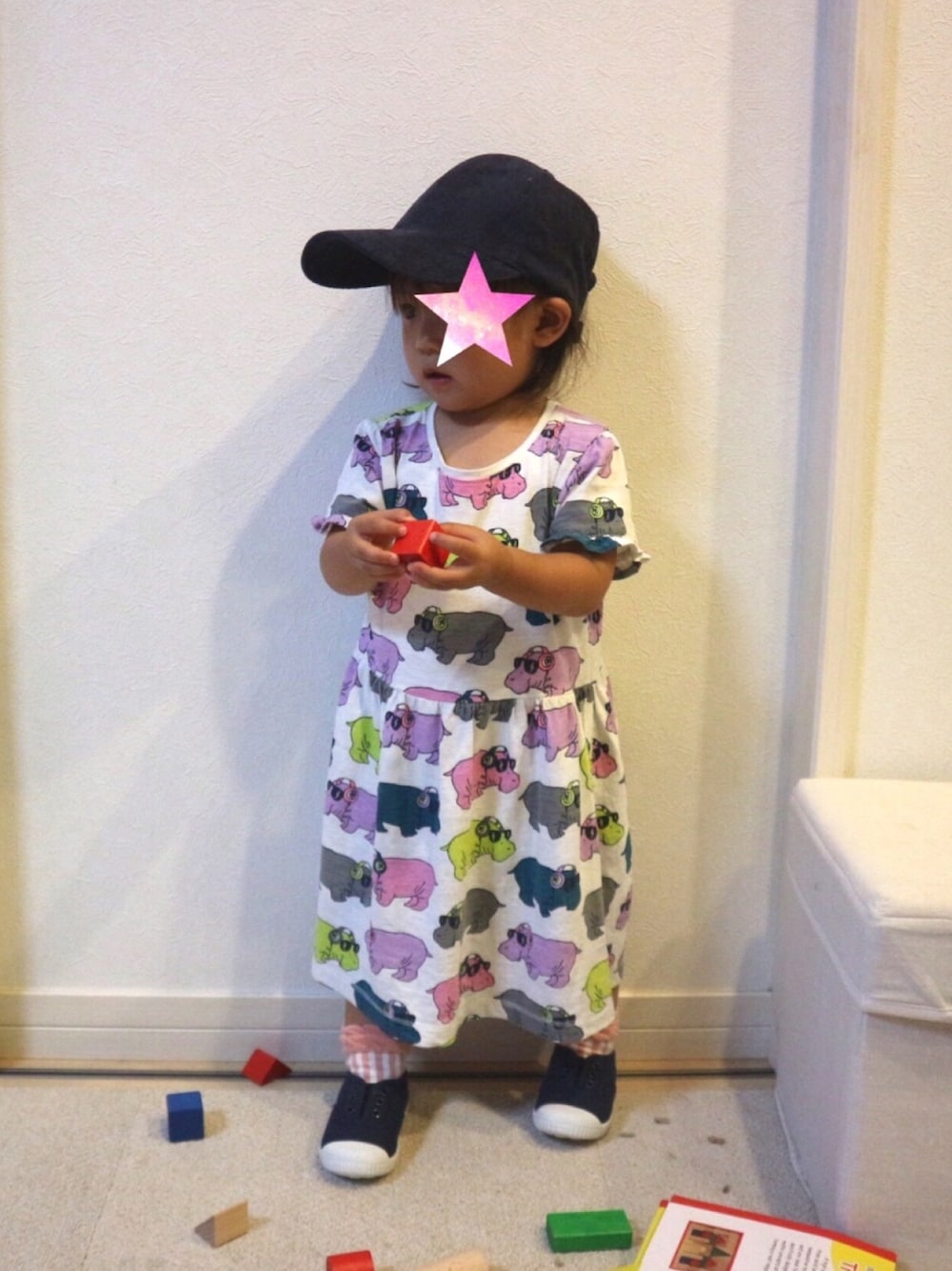 その他のワンピース/ドレス、ブルー系のスリッポン、ブルー系のキャップを着用したキッズの秋コーディネートの1枚目の写真