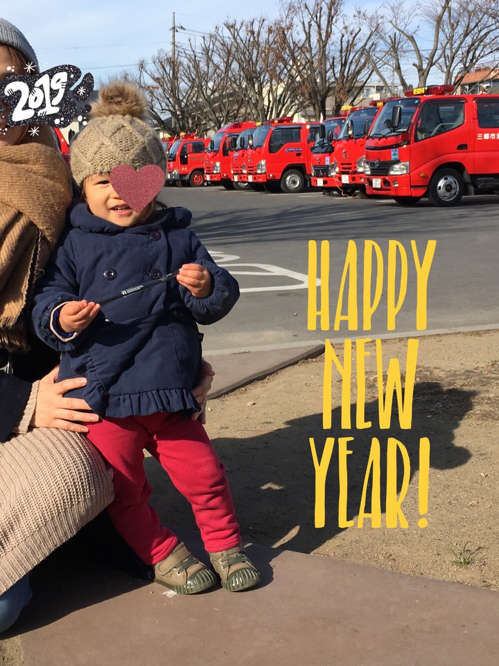 ブルー系のジャケット/アウター、グリーン系のスニーカー、ベージュ系のハンチング/ベレー帽を着用したキッズの冬コーディネートの1枚目の写真