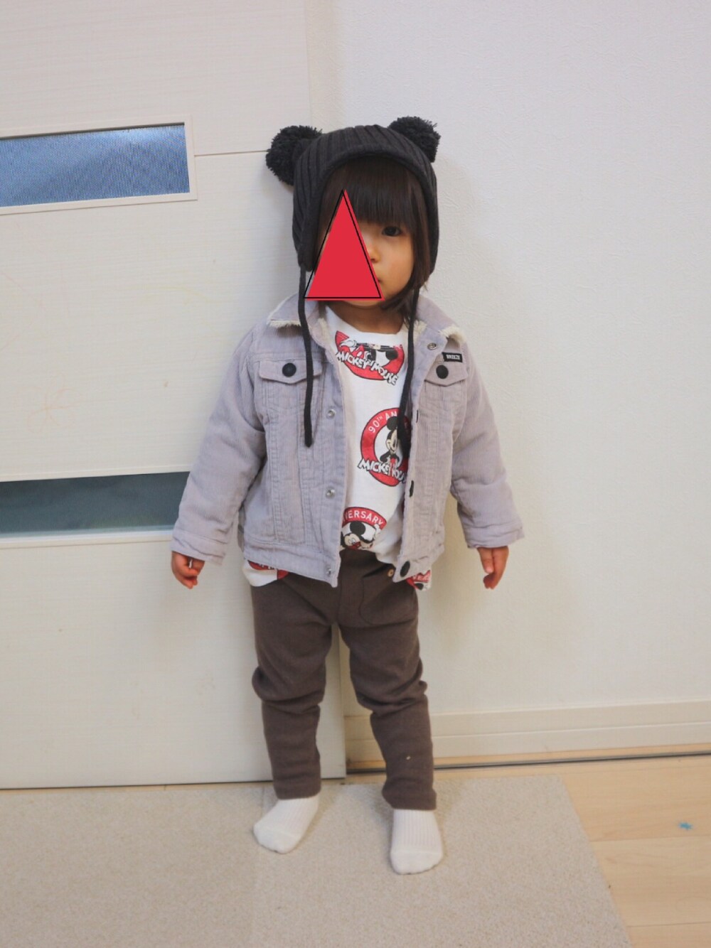 ホワイト系のTシャツ/カットソー、グレー系のデニムジャケット、グレー系のニットキャップ/ビーニーを着用したキッズの冬コーディネートの1枚目の写真