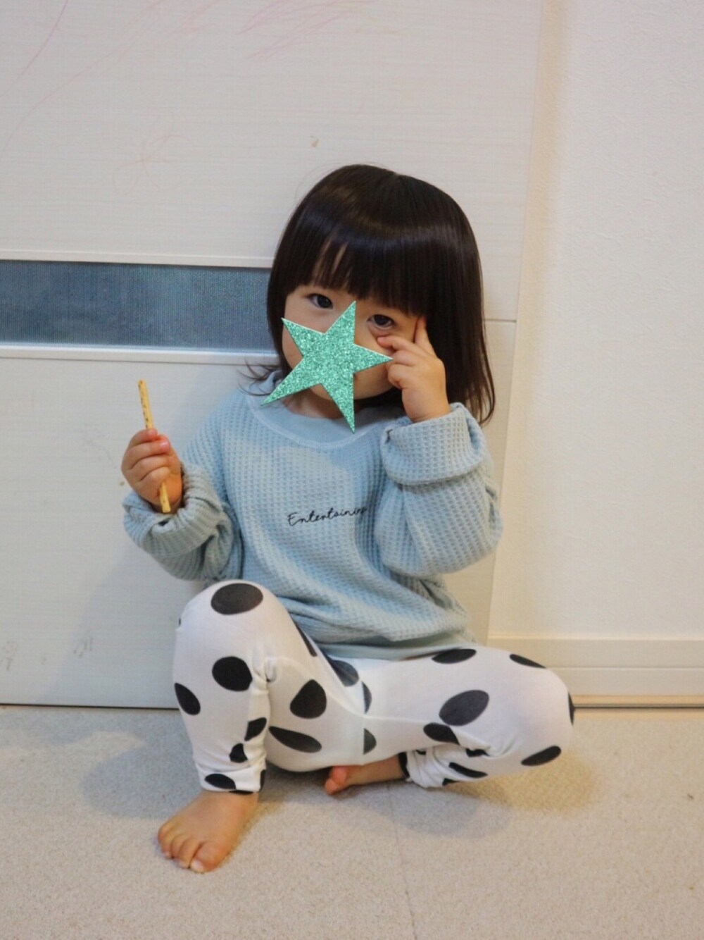 「2歳、2歳3ヶ月、女の子、ドット、水玉」｜「GLOBAL WORKの【キッズ】ワッフルロゴステッチクルー長袖/821229（Tシャツ/カットソー、グリーン系）」を使った、aob373728さん（キッズ・90cm）の春コーディネートの1枚目の写真