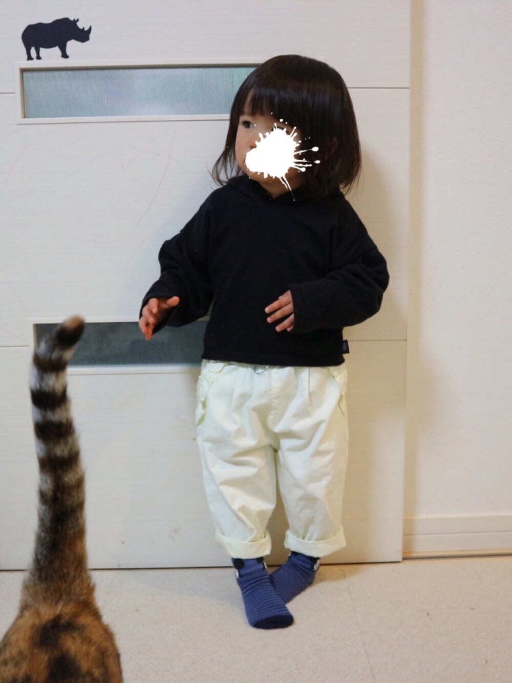 「2歳、2歳3ヶ月、女の子、白パンツ、ミッキー」｜「Birthdayのアイテム（パーカー、ブラック系）」を使った、aob373728さん（キッズ・90cm）の春コーディネートの1枚目の写真