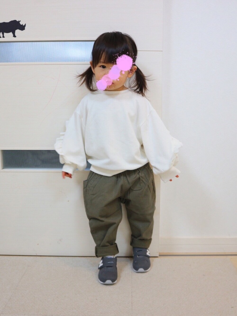 グリーン系のその他パンツ、グレー系のスニーカー、ホワイト系のスウェットを着用したキッズの春コーディネートの1枚目の写真