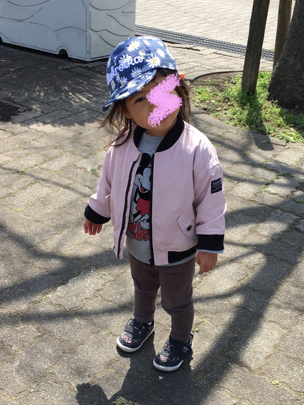 ピンク系のブルゾン、グレー系のスウェット、ブラック系のスニーカーを着用したキッズの春コーディネートの1枚目の写真