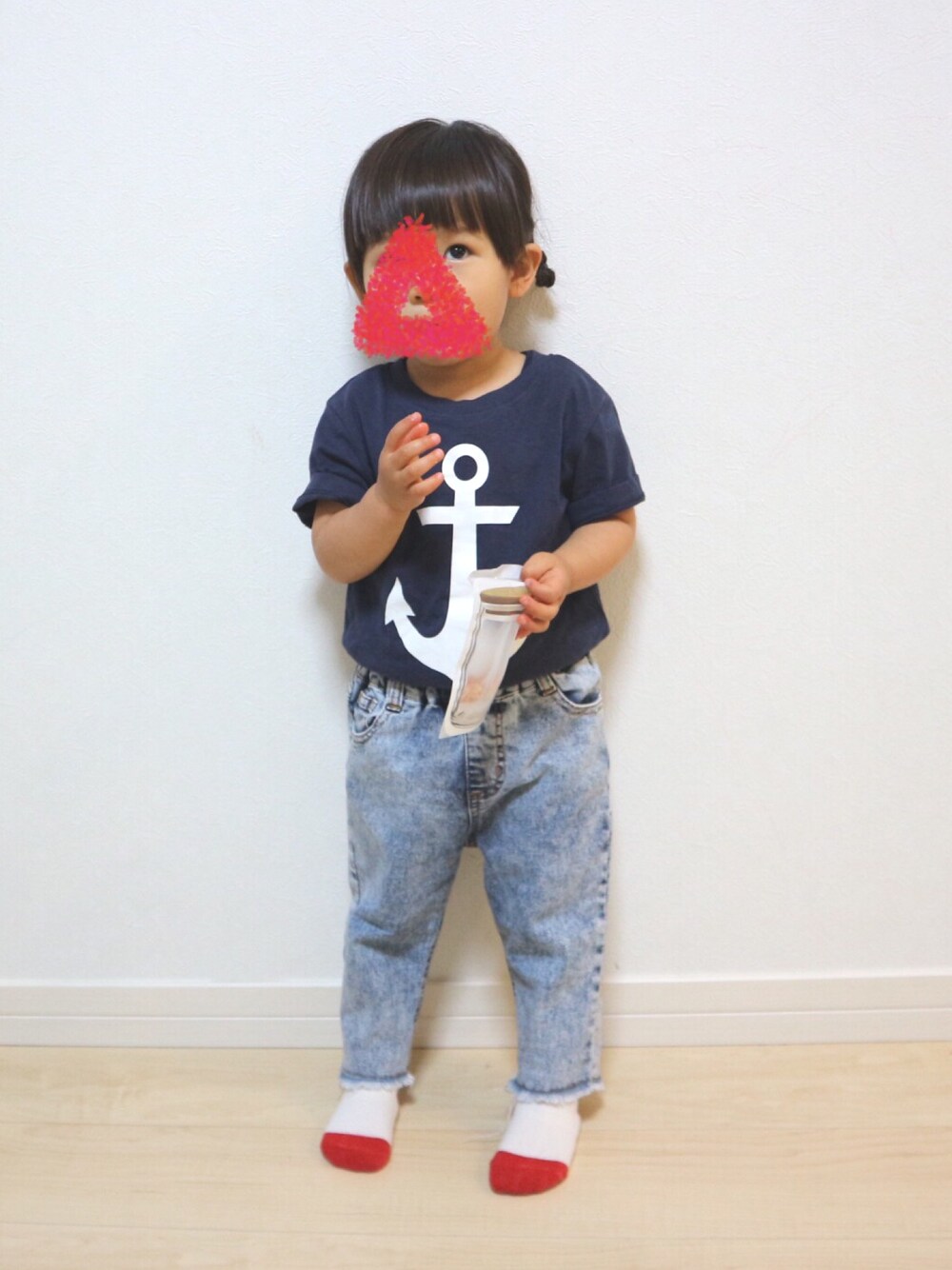 ブルー系のTシャツ/カットソー、ブルー系のデニムパンツ、ブルー系のサンダルを着用したキッズの春コーディネートの1枚目の写真