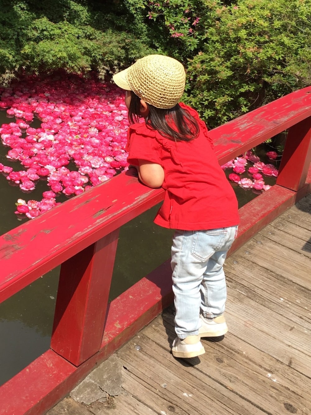 「2歳、2歳5ヶ月、女の子、赤Tシャツ」｜「BREEZEのペーパーかぎ針キャップ（キャップ、ベージュ系）」を使った、aob373728さん（キッズ・90cm）の春コーディネートの1枚目の写真