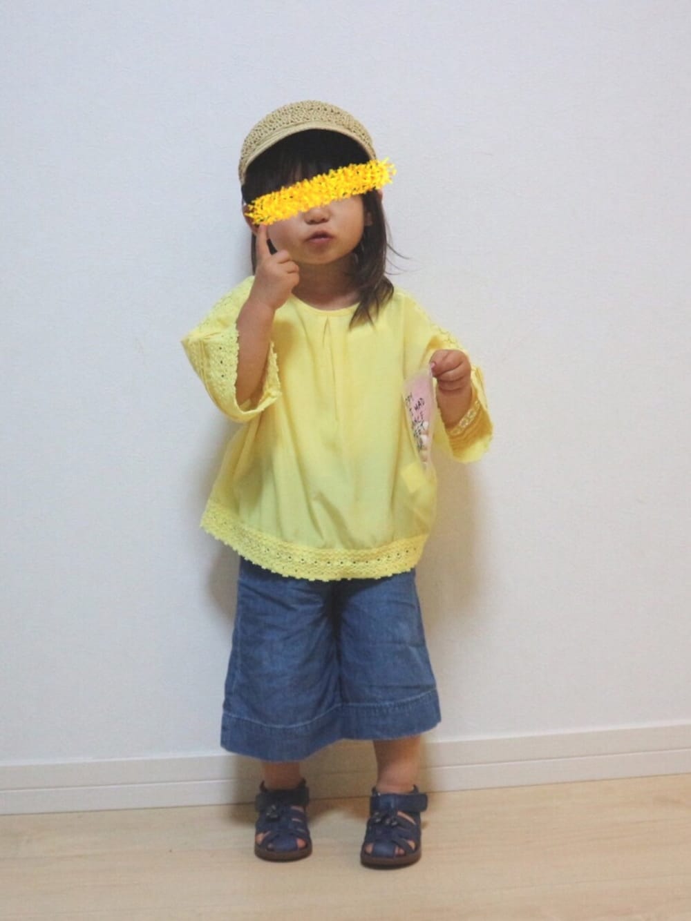 イエロー系のシャツ/ブラウス、ブルー系のデニムパンツ、ブルー系のサンダルを着用したキッズの春コーディネートの1枚目の写真