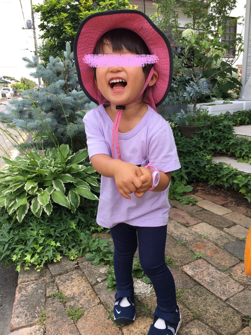 パープル系のTシャツ/カットソー、ブルー系のサンダル、ピンク系のハットを着用したキッズの夏コーディネートの1枚目の写真