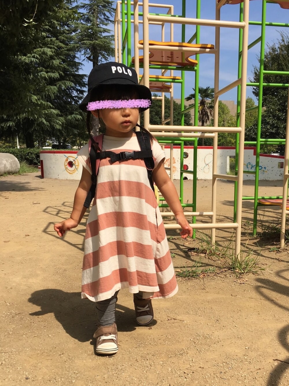 「2歳、2歳10ヶ月、女の子、ボーダーワンピース、バケットハット、コンバース」｜「Birthdayのアイテム（ハット、ブラック系）」を使った、aob373728さん（キッズ・90cm）の秋コーディネートの1枚目の写真