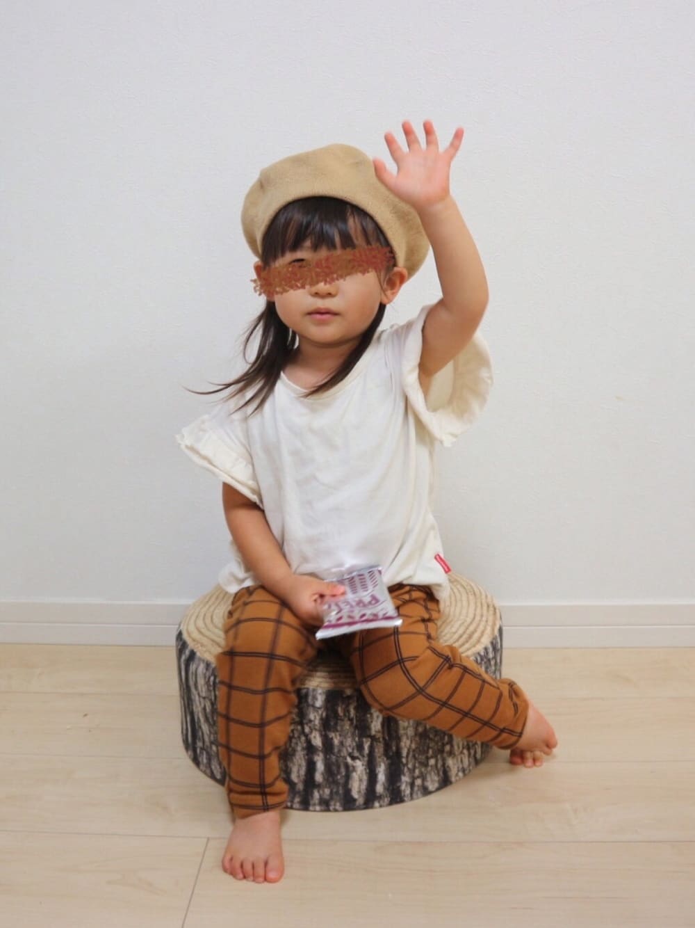 「チェック柄に恋してる、2歳、2歳10ヶ月、女の子、デビロック」｜「3coinsのアイテム（ハンチング/ベレー帽、ベージュ系）」を使った、aob373728さん（キッズ・90cm）の秋コーディネートの1枚目の写真