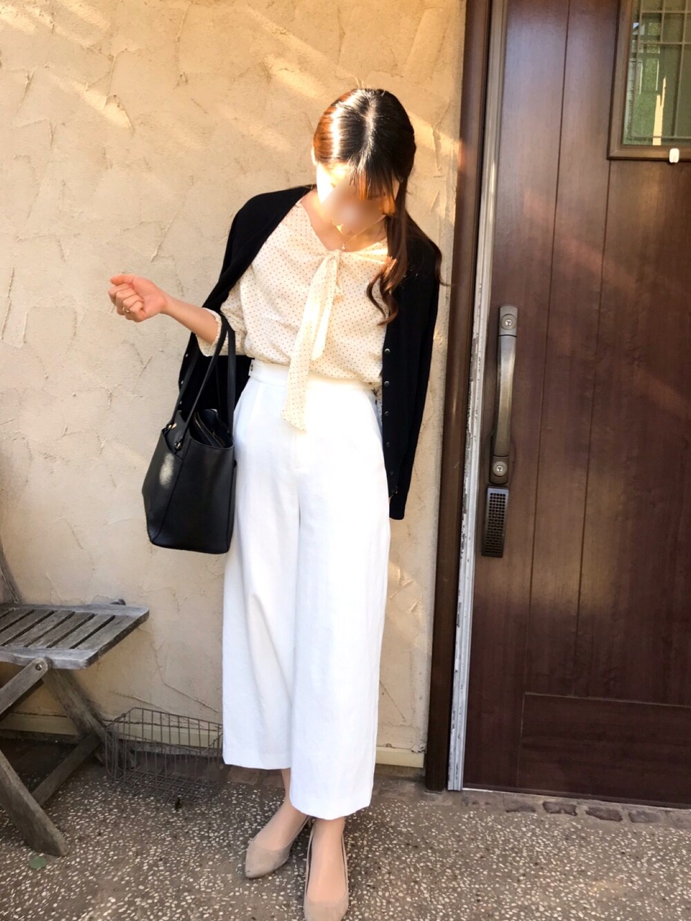 「パンツスタイル、休日スタイル、シンプルコーデ、ドット、UNIQLO、NOLLEY'S」｜「NOLLEY’Sのシェルタリングexワイドクロップドパンツ（その他パンツ、ホワイト系）」を使った、kさん（レディース・165cm）の春コーディネートの1枚目の写真