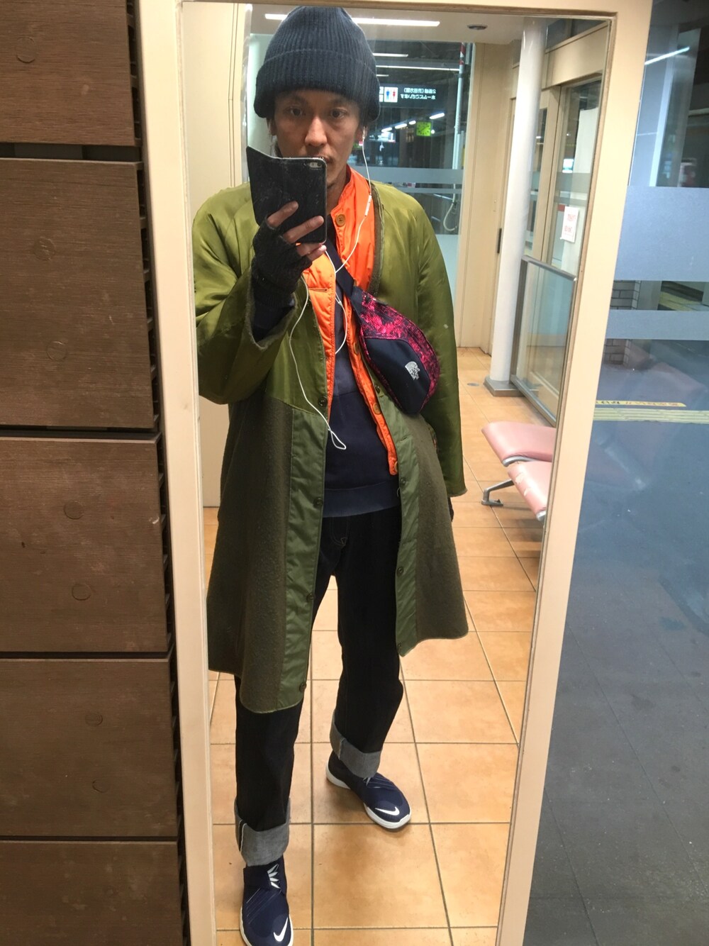 「大人カジュアル、カジュアルコーデ、コート、デニム、nikelab、スニーカー、ネイビー、グリーン、オレンジ、いいね、save、フォローお願いします🤑」｜「AMERICAN RAG CIEの【オンライン限定セール対象品】AMERICAN RAG CIE 配色スウェット 108-AYN-M141-CT049∴（スウェット、ブルー系）」を使った、Ransei さん（メンズ・181cm）の冬コーディネートの1枚目の写真