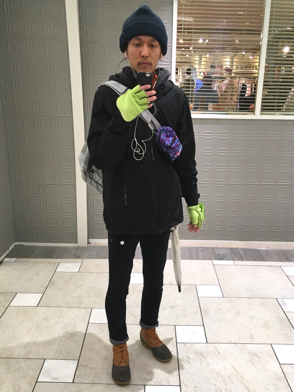 「雨の日コーデ、アウトドアスタイル、ニット帽、ナイロンジャケット、パタゴニア、ブーツ、ビーンブーツ、ネイビー、ブラック、いいね、save、フォローお願いします🤑」｜「patagoniaのアイテム（ナイロンジャケット、ブラック系）」を使った、Ransei さん（メンズ・181cm）の春コーディネートの1枚目の写真