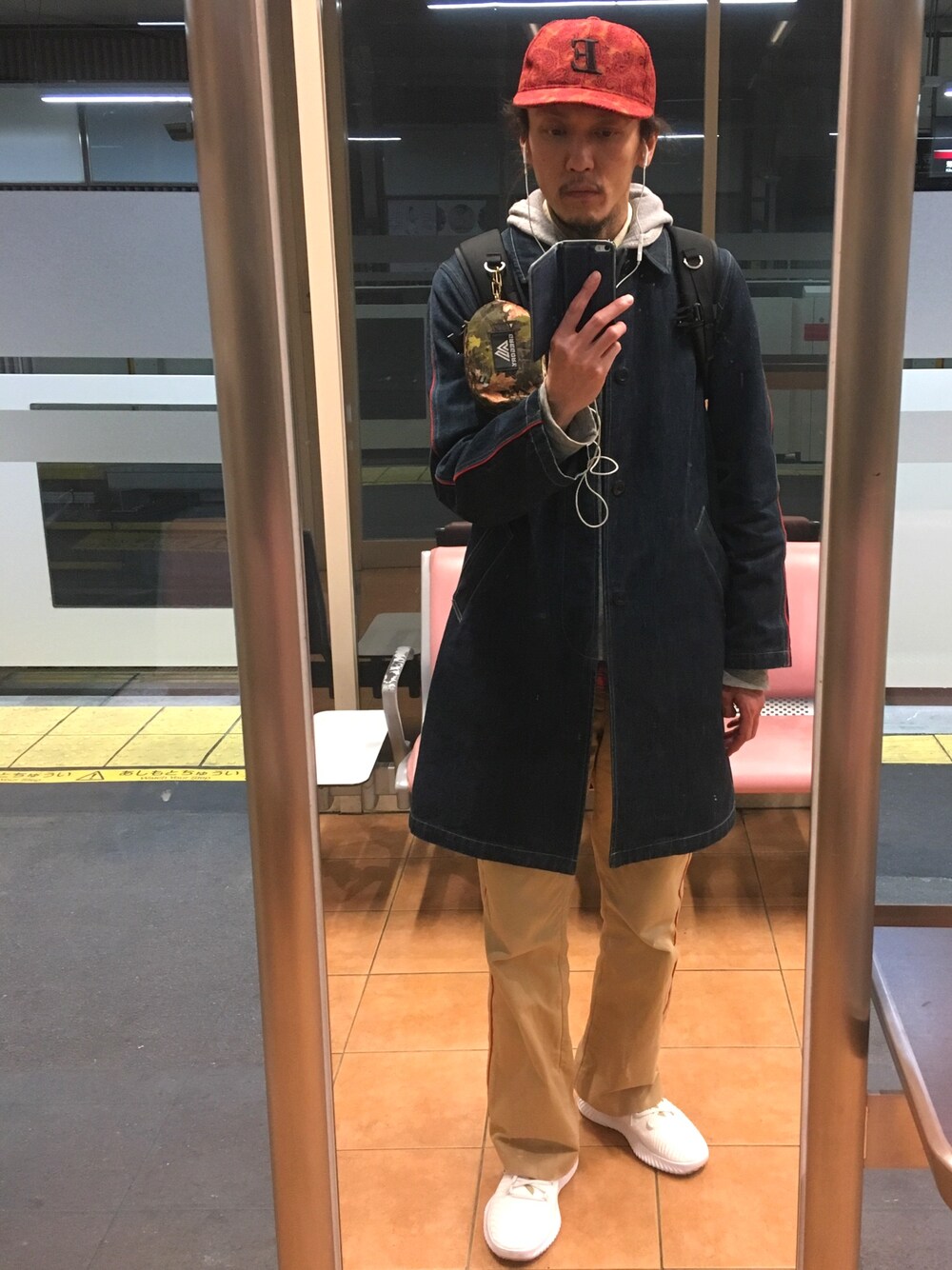 「春コーデ、大人カジュアル、ステンカラーコート、コート、ラインパンツ、スニーカーコーデ、デニム、ベージュ、カーキ、赤」｜「Barbicheのアイテム（ステンカラーコート、ブルー系）」を使った、Ransei さん（メンズ・181cm）の春コーディネートの1枚目の写真