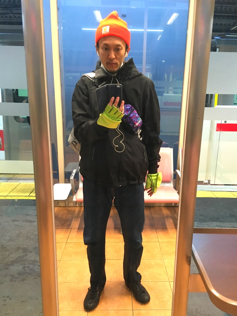 「雨の日コーデ、カジュアルコーデ、オトナカジュアル、ニット帽、ナイロンジャケット、パタゴニア、デニム、スニーカー、コンバース、いいね、save、フォローお願いします🤑」｜「patagoniaのアイテム（ナイロンジャケット、ブラック系）」を使った、Ransei さん（メンズ・181cm）の春コーディネートの1枚目の写真