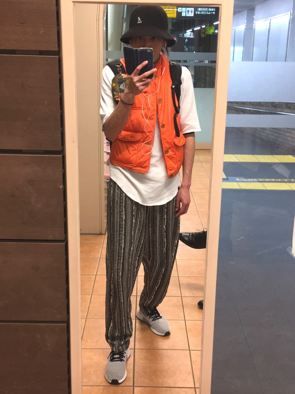 「カジュアルコーデ、オトナカジュアル、大人コーデ、ラクチンコーデ、シンプル、ハット、ベスト、白Tシャツ、ビッグT、スニーカー」｜「adidasのディーラプト DEERUPT RUNNER オリジナルス（スニーカー、ホワイト系）」を使った、Ransei さん（メンズ・181cm）の春コーディネートの1枚目の写真
