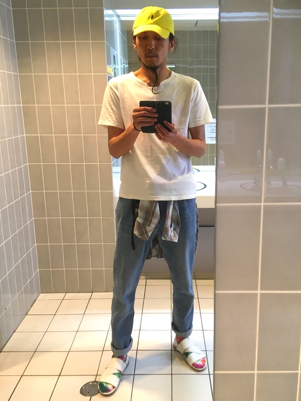「シンプルコーデ、カジュアル、大人カジュアル、春夏コーデ、キャップ、Tシャツ、ダンガリーシャツ、デニムパンツ、サンダル」｜「NIKEの【NIKE/ナイキ】SOLARSOFT ZIGZAG/759220（サンダル、ホワイト系）」を使った、Ransei さん（メンズ・180cm）の夏コーディネートの1枚目の写真