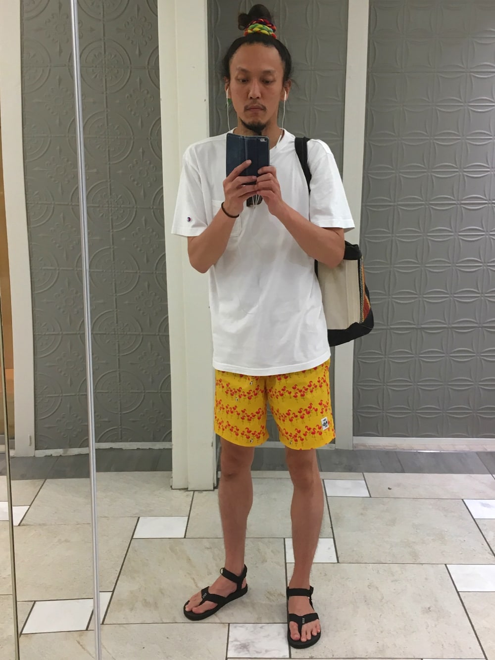 「シンプルコーデ、夏コーデ、カジュアルコーデ、大人カジュアル、アウトドアスタイル、Tシャツ、ハーフパンツ、サンダル」｜「TevaのTEVA: オリジナル サンダル "Azura"（サンダル、ブラック系）」を使った、Ransei さん（メンズ・180cm）の夏コーディネートの1枚目の写真