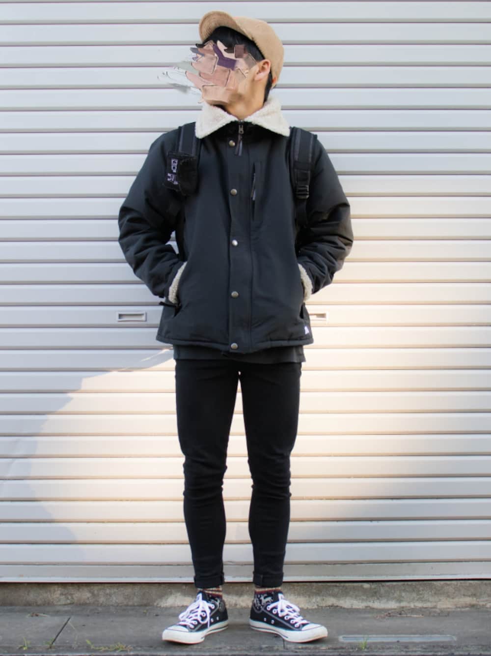 「秋服、低身長、プチプラ、リバーシブル、カジュアルコーデ、黒スキニー、converse、ブラックコーデ、黒、きれいめカジュアル」｜「gym masterのリバーシブルマウンテンジャケット（マウンテンパーカー、ホワイト系）」を使った、rai.さん（メンズ・160cm）の秋コーディネートの1枚目の写真