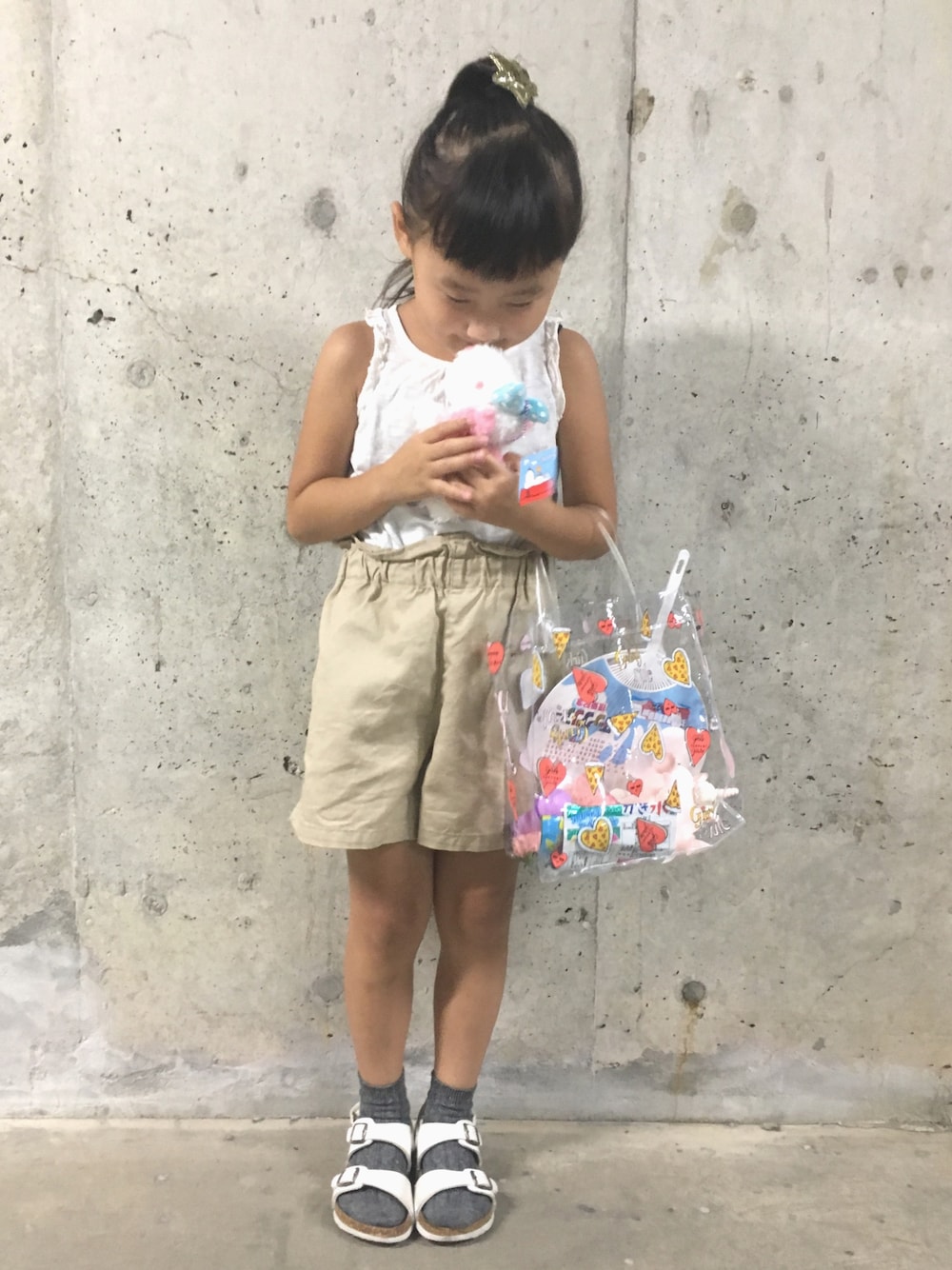 「H&Mのアイテム（タンクトップ、ホワイト系）」を使った、UTA MAIさん（キッズ・120cm）の秋コーディネートの1枚目の写真