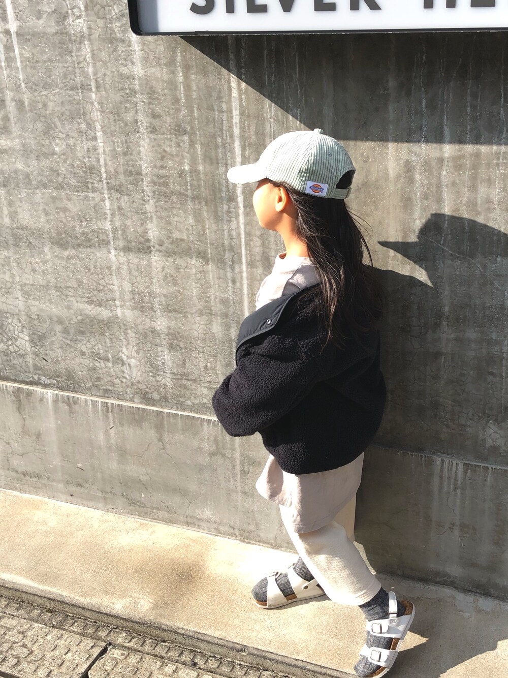「UNIQLOのアイテム（ノーカラージャケット、ブラック系）」を使った、UTA MAIさん（キッズ・110cm）の秋コーディネートの1枚目の写真