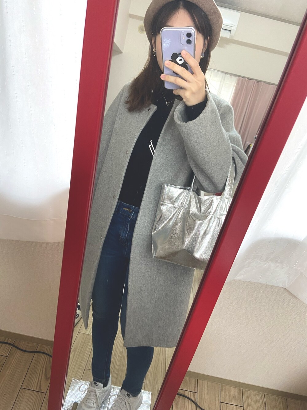 「冬コーデ、パンツスタイル、大人カジュアル、冬アウター、スニーカー、NIKE、mysty woman、アンデミュウ」｜「mysty womanのクルーネックドットボタンコート 840975（その他アウター、グレー系）」を使った、natsukiさん（レディース・160cm）の冬コーディネートの1枚目の写真