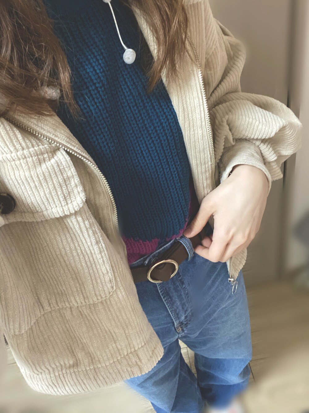 ブルー系のニット/セーター、ホワイト系のミリタリージャケット、ブルー系のデニムパンツを着用したレディースの春コーディネートの1枚目の写真