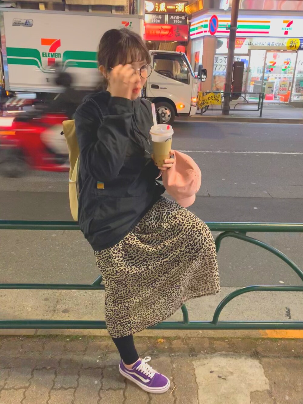 「シンプルコーデ、低身長、スポーツミックス、春アウター、韓国ファッション、おしゃれさんと繋がりたい、韓国好きな人と繋がりたい」｜「adidasの【adidas / アディダス】アノラックジャケット（その他アウター、ブラック系）」を使った、모에さん（レディース・153cm）の春コーディネートの1枚目の写真