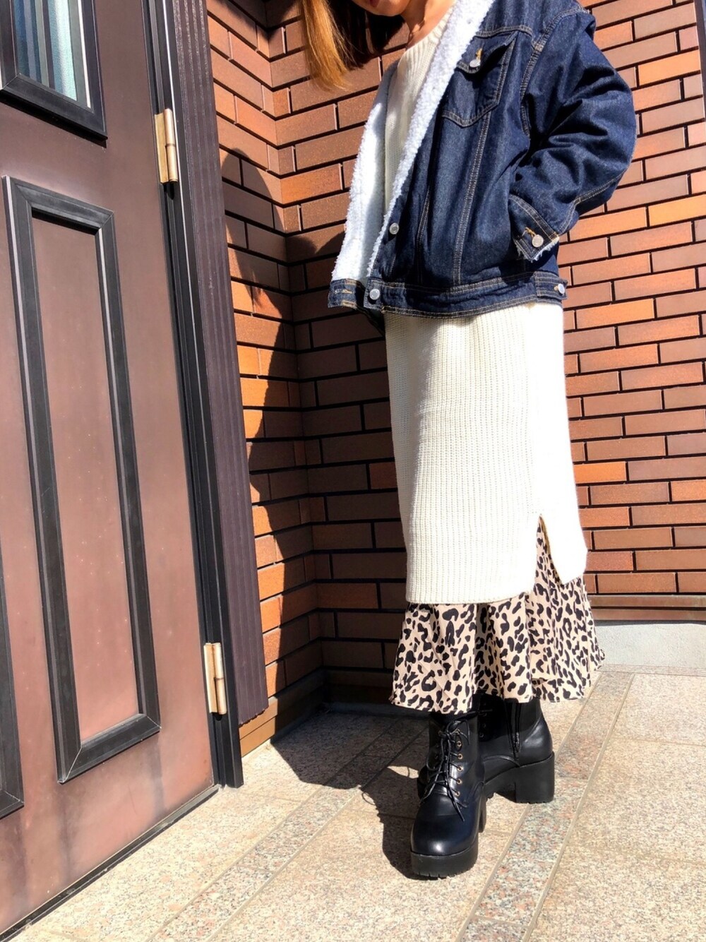 「オトナカジュアル、ラクチンコーデ、休日コーデ、カジュアル、シンプルコーデ、ロングスカート、ベージュ、プチプラコーデ、レオパード、デニム」｜「SpRay PREMIUMのアイテム（デニムジャケット、ブルー系）」を使った、rico❤️さん（レディース・159cm）の冬コーディネートの1枚目の写真