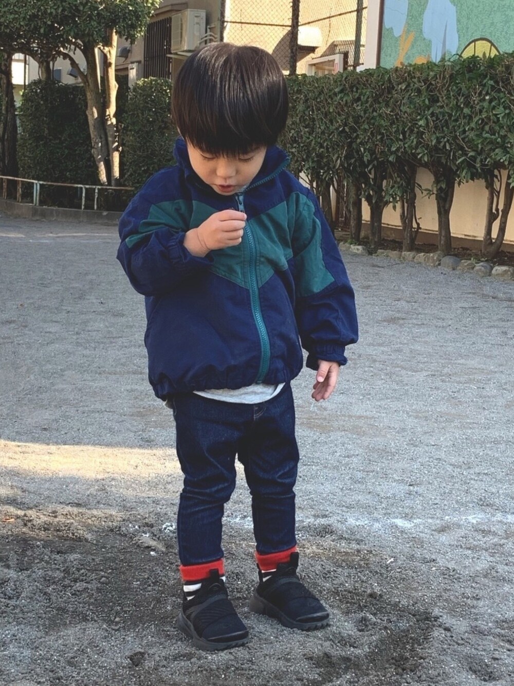 「やっぱりストリートが好き、男の子、2歳、キッズコーデ、秋のコーデ、無印良品、デニム、ボーダー、スニーカー、ナイキ」｜「BRANSHESの配色切り替えウィンドブレーカー（ナイロンジャケット、ブルー系）」を使った、shuuuさん（キッズ・90cm）の秋コーディネートの1枚目の写真