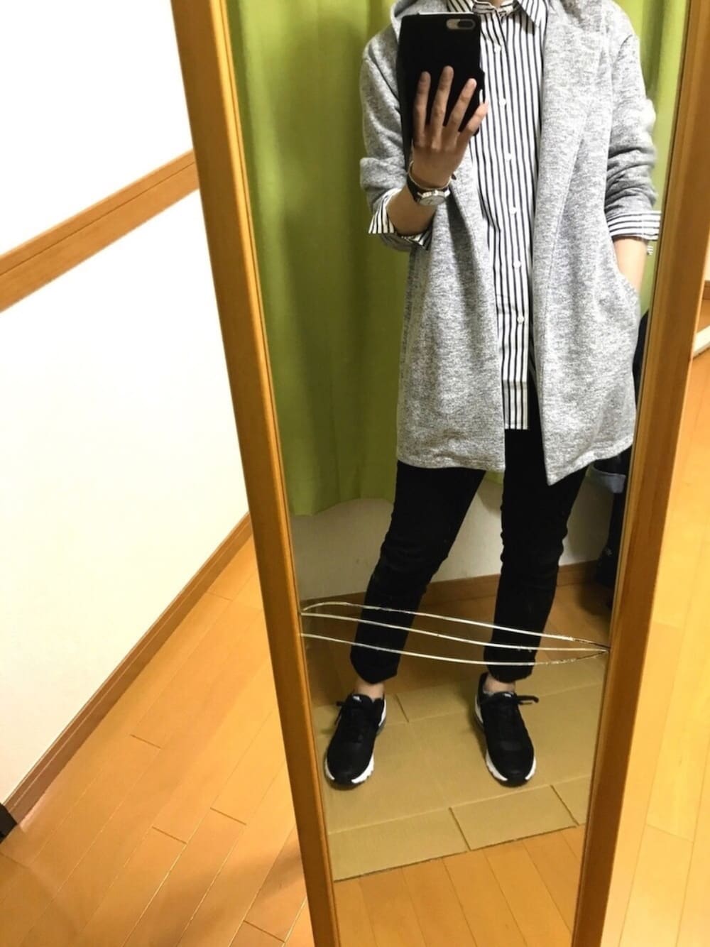グレー系のカーディガン/ボレロ、ブルー系のシャツ/ブラウス、ブラック系のデニムパンツを着用したメンズの春コーディネートの1枚目の写真