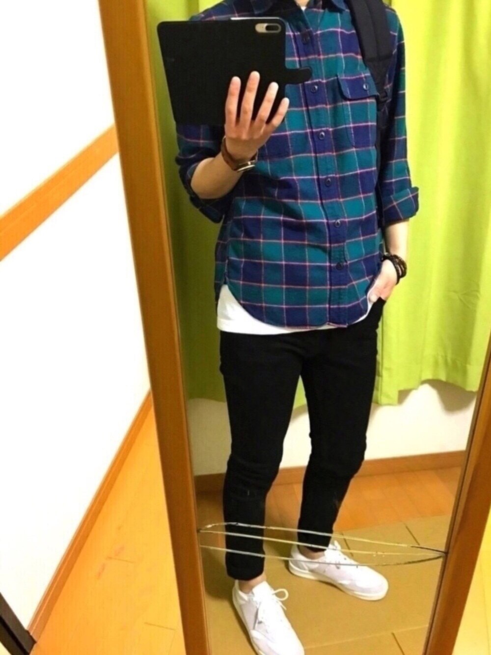 グリーン系のシャツ/ブラウス、ホワイト系のTシャツ/カットソー、ブラック系のデニムパンツを着用したメンズの春コーディネートの1枚目の写真