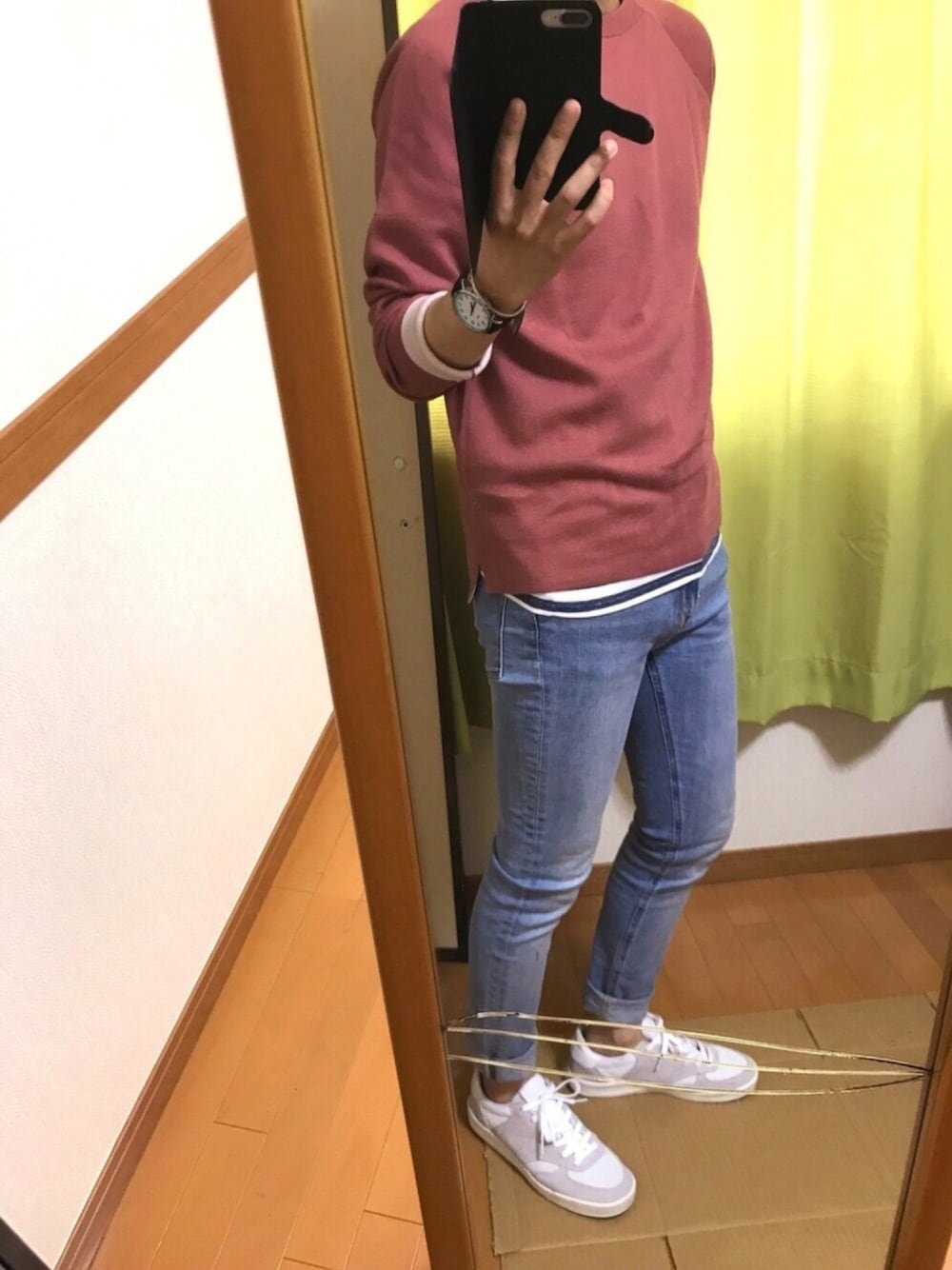 ピンク系のニット/セーター、ブルー系のTシャツ/カットソー、ブルー系のデニムパンツを着用したメンズの春コーディネートの1枚目の写真