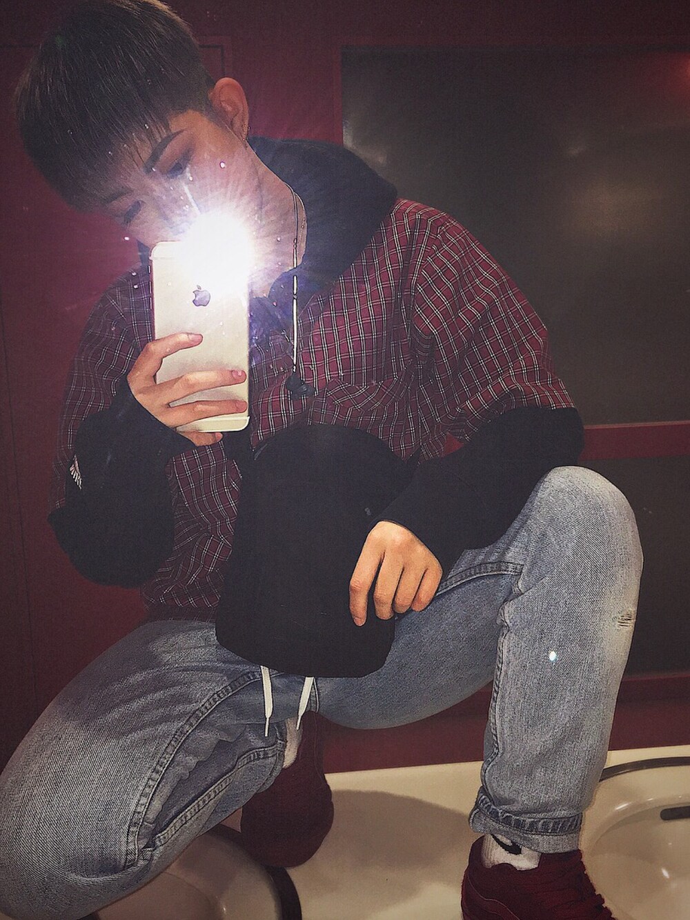 ブラック系のパーカー、レッド系のシャツ/ブラウス、ブラック系のショルダーバッグを着用したレディースの秋コーディネートの1枚目の写真