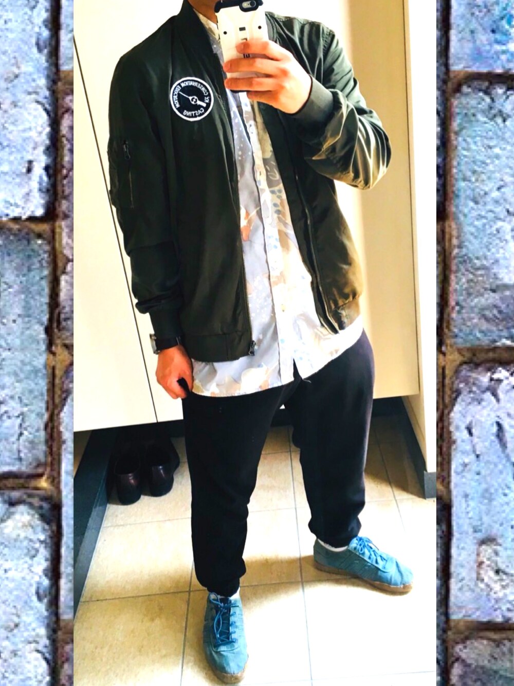 「柄シャツ、MA-1、ジョガーパンツ、デニム、アディダス」｜「adidas Originalsのアイテム（シューズ、ブルー系）」を使った、てちさん（メンズ・170cm）の春コーディネートの1枚目の写真