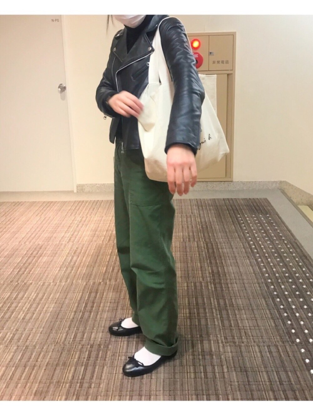 「ベイカーパンツ、バレエシューズ×ソックス、あたし、バレエシューズ、ライダース、カーキパンツ、トートバッグ、シンプルコーデ、タートルネック、ヒートテック」｜「UNIQLOのアイテム（トップス、ブラック系）」を使った、マカロニさん（レディース・160cm）の春コーディネートの1枚目の写真