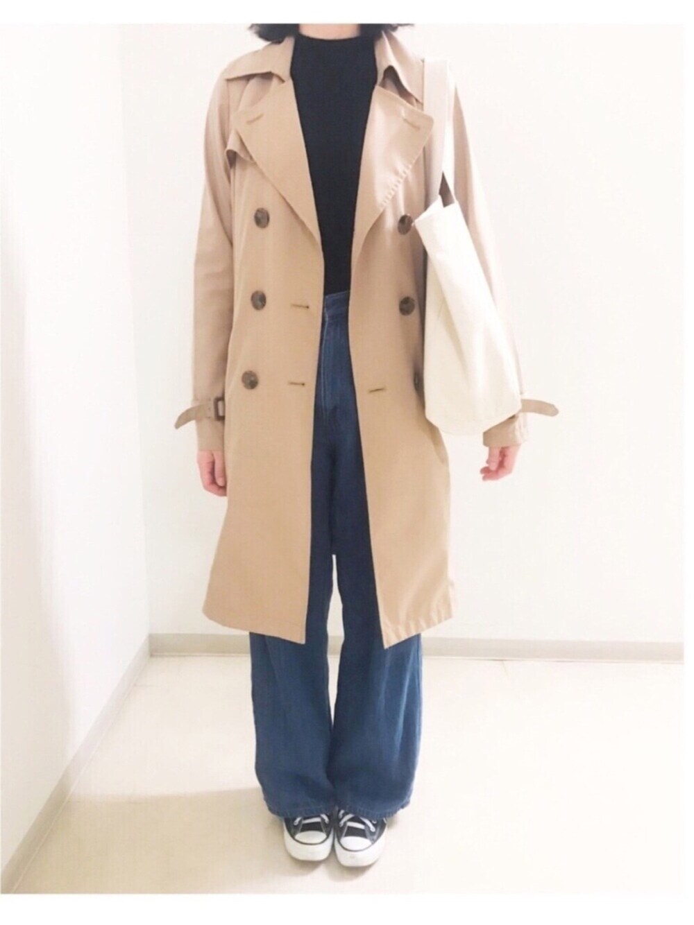 「トレンチコート、トップスイン、あたし、ワイドパンツ、ワイドパンツ×スニーカー、ハイカットスニーカー、トートバッグ、ハイネック、リブハイネック、シンプルコーデ」｜「AG by aquagirlのトレンチコート（トレンチコート、ベージュ系）」を使った、マカロニさん（レディース・160cm）の春コーディネートの1枚目の写真