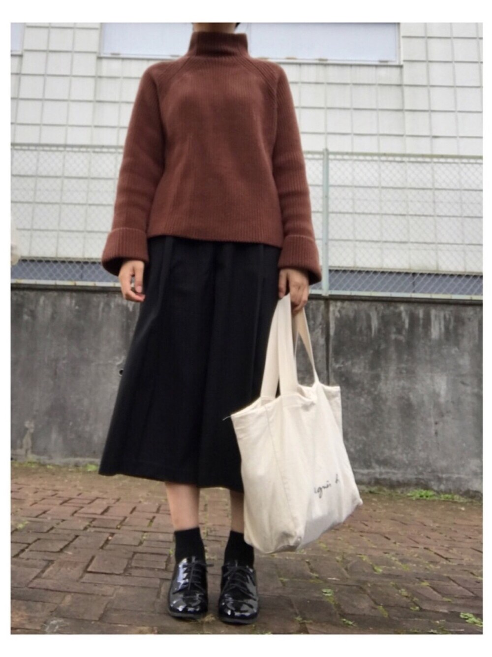 「ゆるニット、シンプル、トートバッグ、エナメルシューズ、あたし、秋のコーデ、ハイネックニット、茶色ニット、スカンツ」｜「KBF+のKBF+ ワイドスリーブゆるニット（ニット/セーター、ブラウン系）」を使った、マカロニさん（レディース・160cm）の秋コーディネートの1枚目の写真