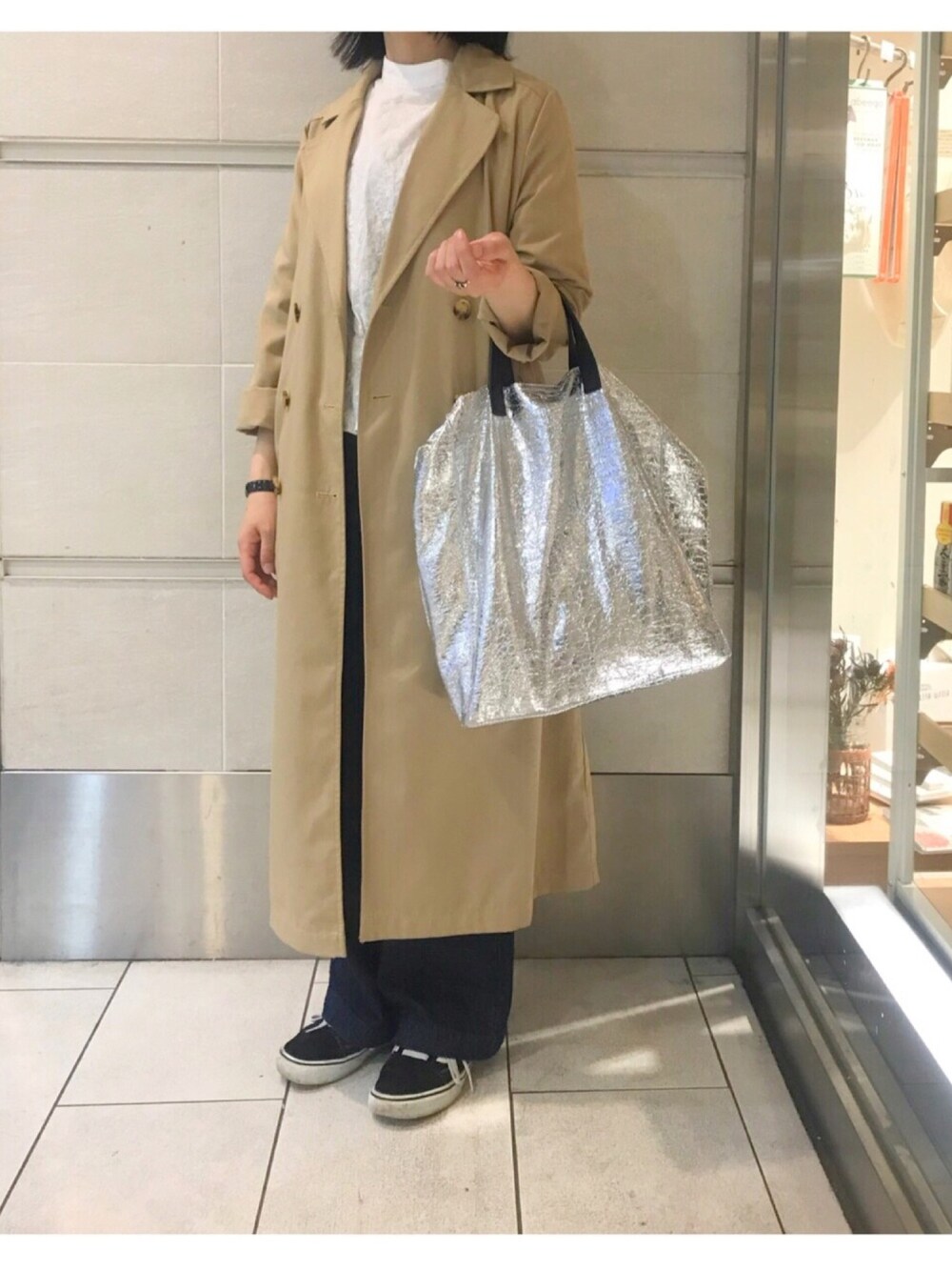 「ロングトレンチコート、ブラウス、デニムワイドパンツ、ブラウス×デニム、ハイネックブラウス、シルバーバッグ、あたし、シンプルコーデ、トートバッグ、スニーカー女子」｜「JOURNAL STANDARD relumeのRELUME グリッタートートバッグ_#（トートバッグ、シルバー系）」を使った、マカロニさん（レディース・160cm）の春コーディネートの1枚目の写真