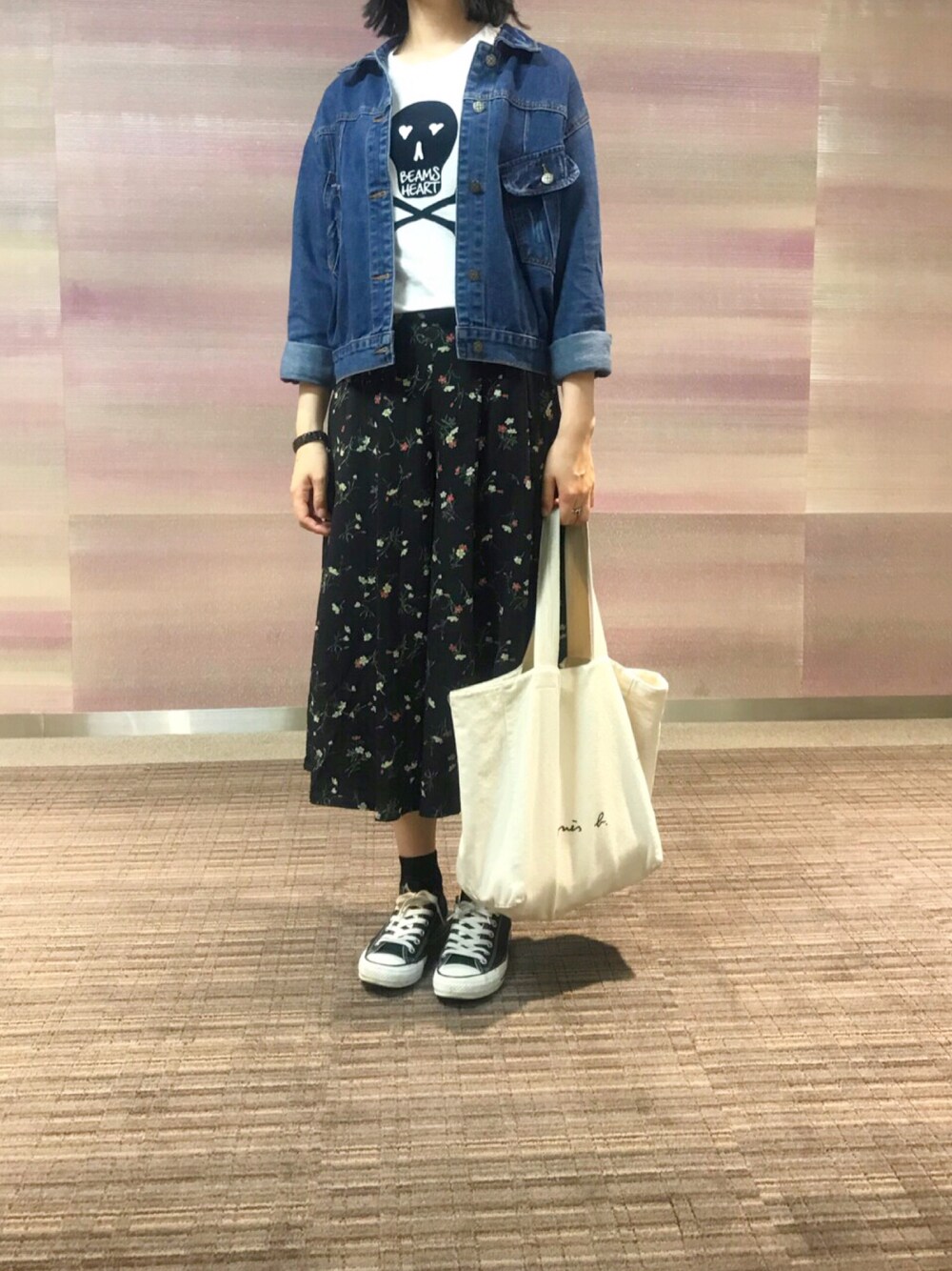 「Gジャン、切りっぱなしボブ、トートバッグ、花柄ガウチョパンツ、白Tシャツ、あたし、靴下×スニーカー、休日スタイル、ドクロ」｜「ＡＮＤＪのビッグシルエットショート丈Gジャン（デニムジャケット、ブルー系）」を使った、マカロニさん（レディース・160cm）の夏コーディネートの1枚目の写真