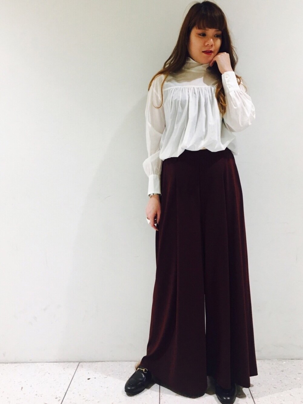 レッド系のその他パンツ、ブラック系のその他シューズ、ホワイト系のシャツ/ブラウスを着用したレディースの秋コーディネートの1枚目の写真