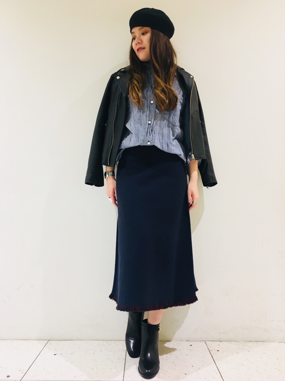「大人カジュアル、キレイめ、リヴドロワ、RIVEDROITE、秋のコーデ、秋服、スカート、レザージャケット、ニット、シャツスタイル」｜「YANUKのYANUK(ヤヌーク) / y-shirt doubleface indigo(シワ加工インディゴシャツ)（シャツ/ブラウス、ブルー系）」を使った、moeさん（レディース・160cm）の秋コーディネートの1枚目の写真