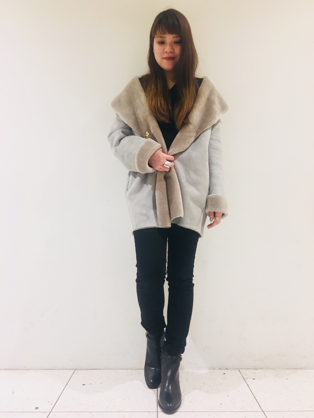 「秋コーデ、大人カジュアル、リヴドロワ、RIVEDROITE、秋服、キレイめ、ムートンコート、スキニーデニム、アウター、グレー」｜「RIVE DROITEのハートネックプルオーバー（ニット/セーター、ブラック系）」を使った、moeさん（レディース・160cm）の秋コーディネートの1枚目の写真