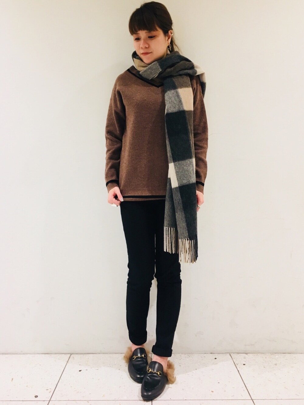 ブラウン系のニット/セーター、ブラック系のデニムパンツ、ブラック系のその他シューズを着用したレディースの秋コーディネートの1枚目の写真