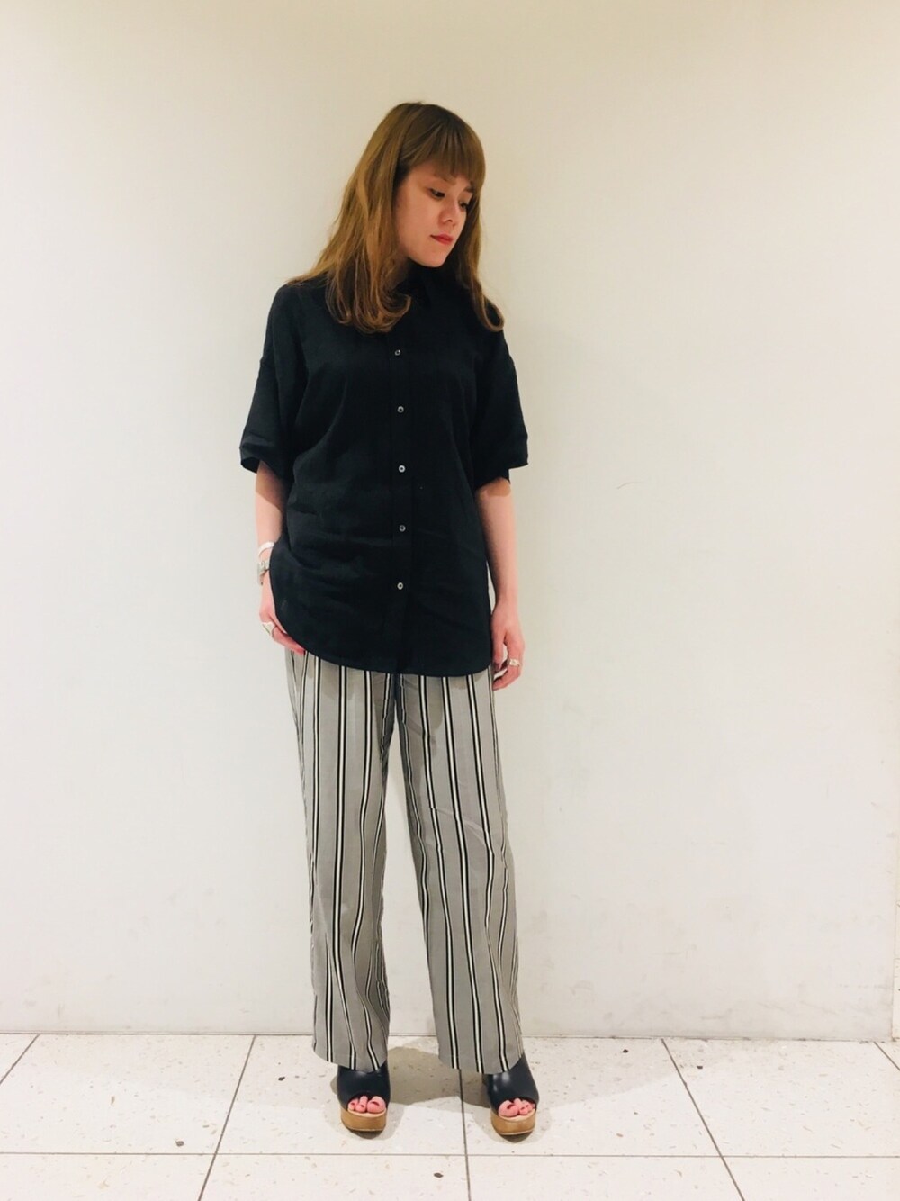 「シンプルコーデ、男前コーデ、ラフ、ブラック、ストライプパンツ、半袖シャツ、リヴドロワ、RIVEDROITE、メンズライク、夏コーデ」｜「RIVE DROITEのアイテム（シャツ/ブラウス、ブラック系）」を使った、moeさん（レディース・160cm）の夏コーディネートの1枚目の写真