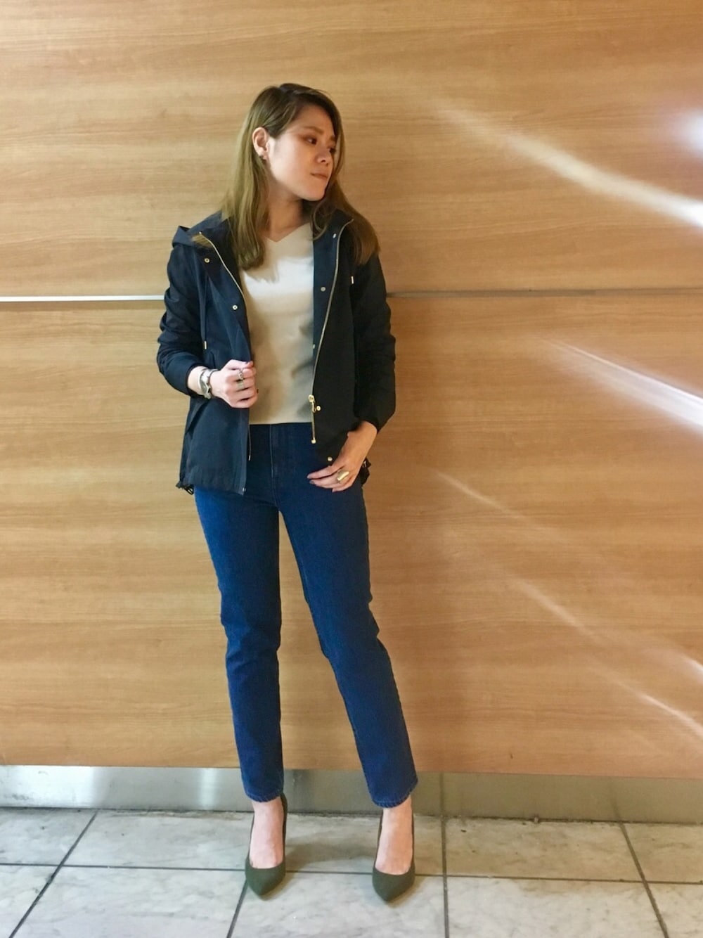 「秋のコーデ、ootd、大人カジュアル、マウンテンパーカー、デニムパンツ、リヴドロワ、RIVEDROITE、きれいめカジュアル、秋服、休日コーデ」｜「RIVE DROITEの割繊マウンテンパーカー（マウンテンパーカー、ブルー系）」を使った、moeさん（レディース・160cm）の秋コーディネートの1枚目の写真